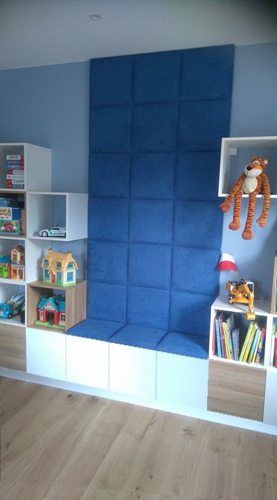 panele tapicerowane niebieskie w pokoju dziecka